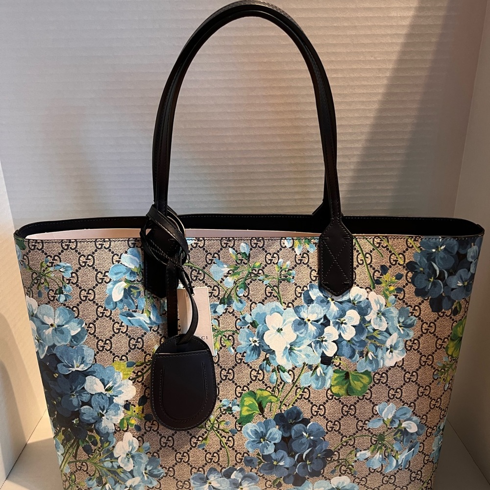 GUCCI
BLUE GG BLOOMS SUPREME CANVAS REVERSIBLE TOTE - Picture 13 of 16